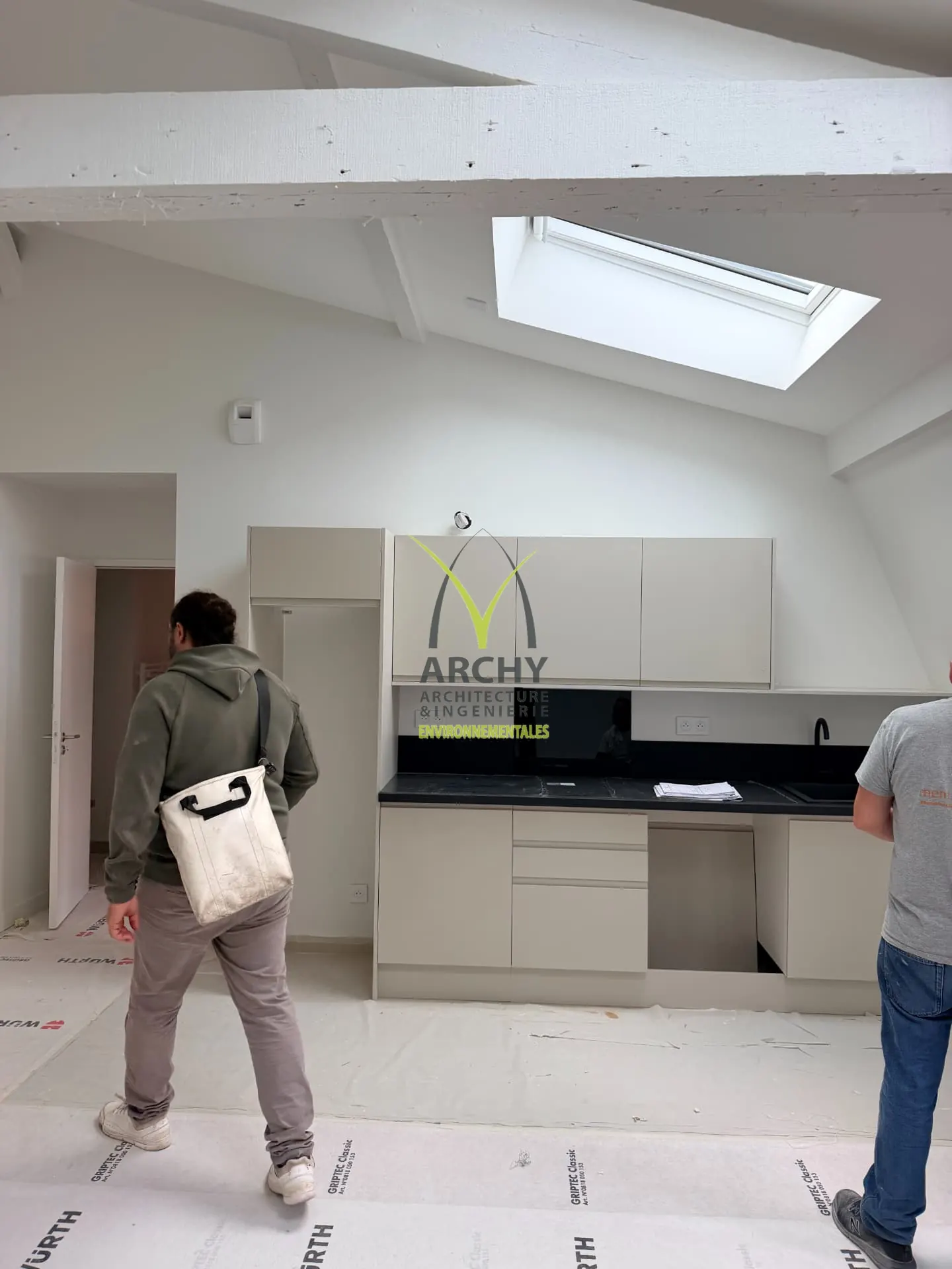 Avenue de la Grande Armée · Paris — Cuisine sous fenêtre de toit et poutres existantes (13 octobre 2026) · Cuisine sous fenêtre de toit et poutres existantes.