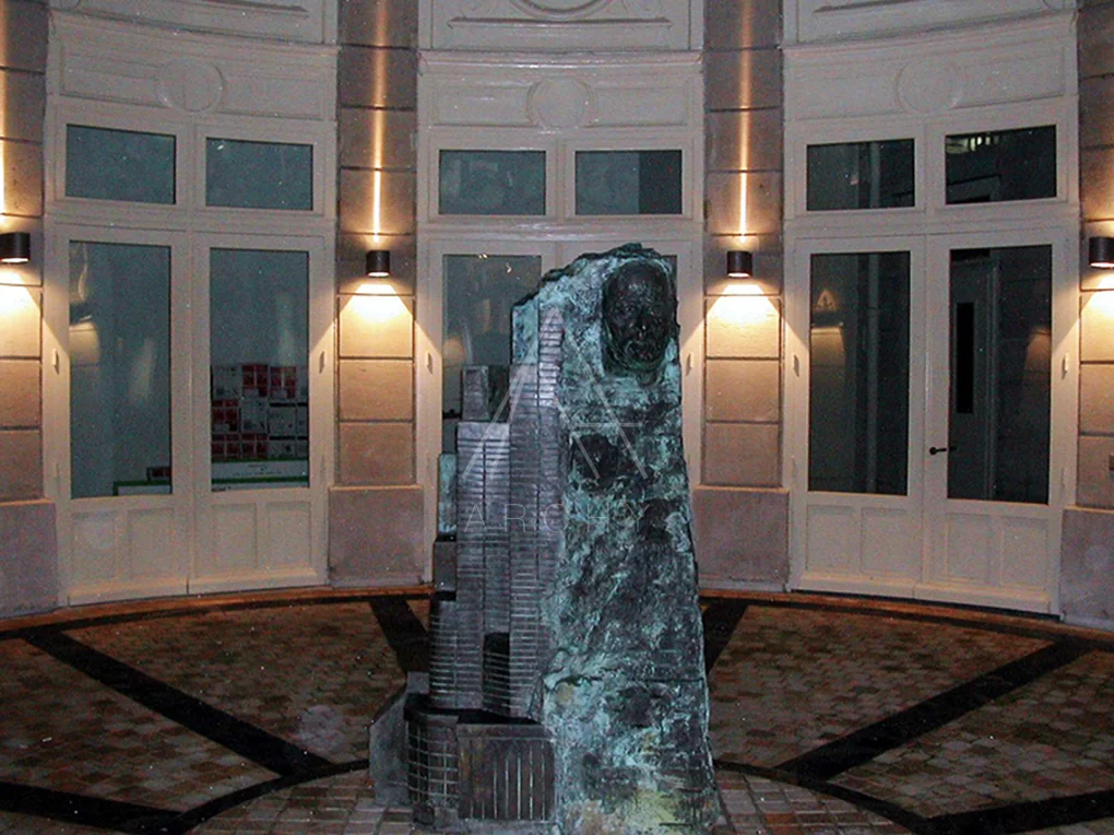 Sculpture dans la cour
