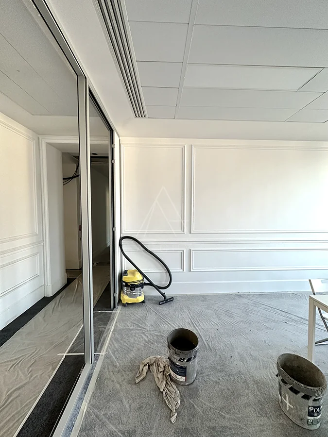 Cloison vitrée en cours de finition