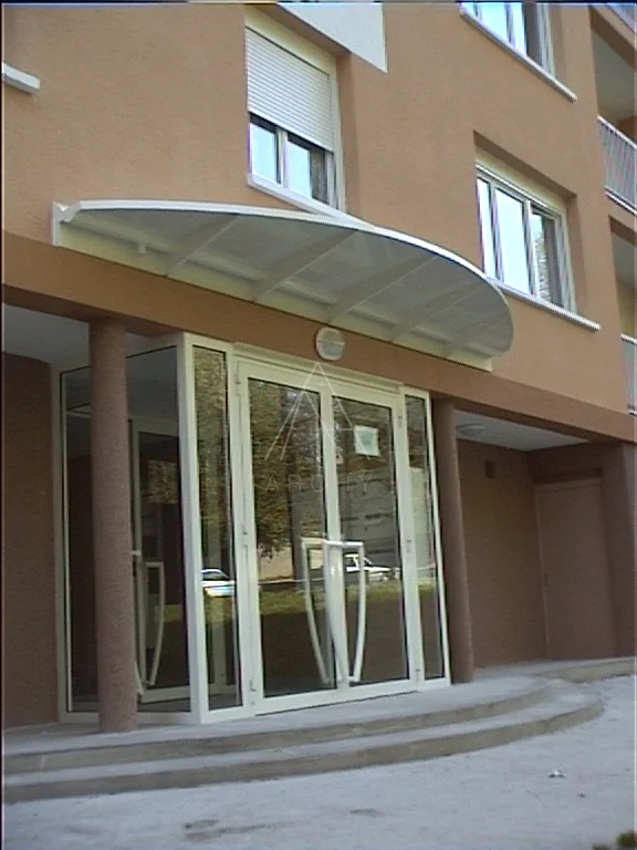 Entrée et auvent achevés