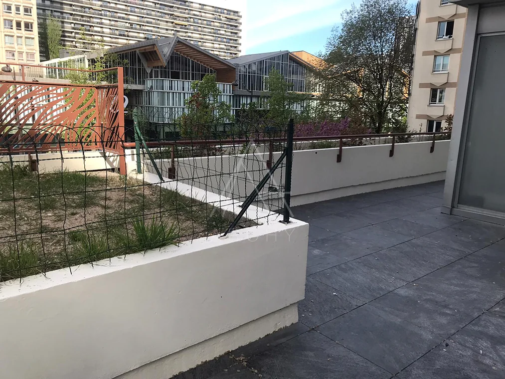 Terrasse et cheminement achevés