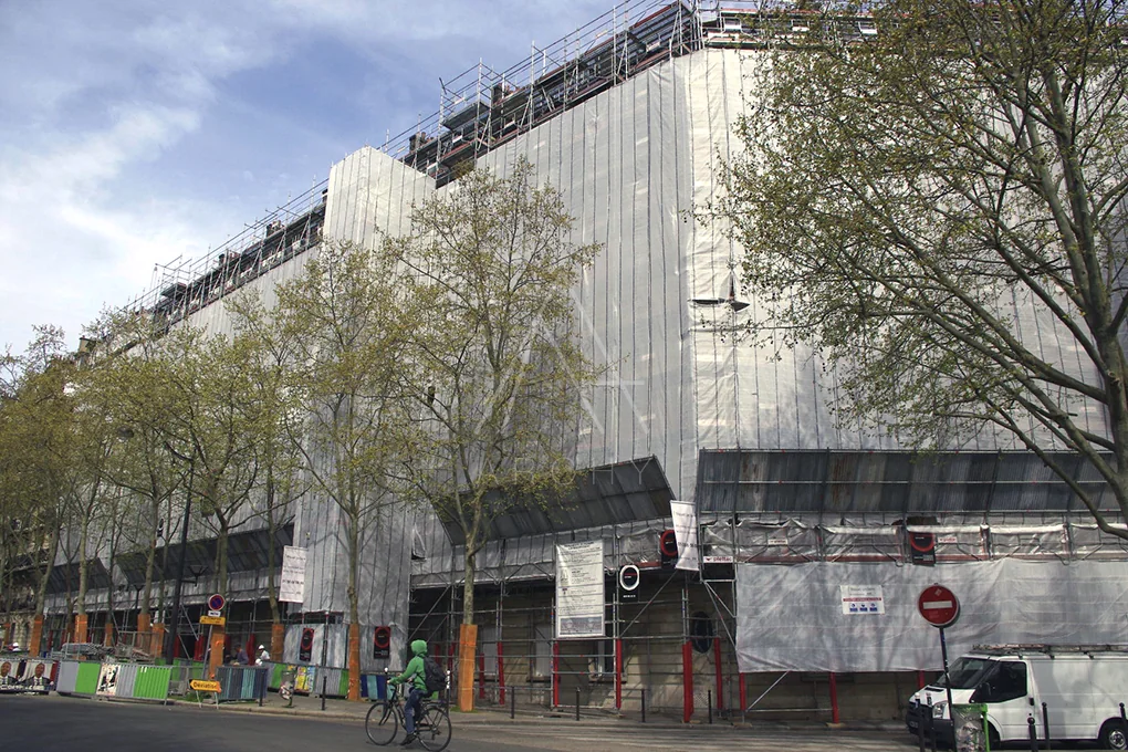 Façade sous échafaudage