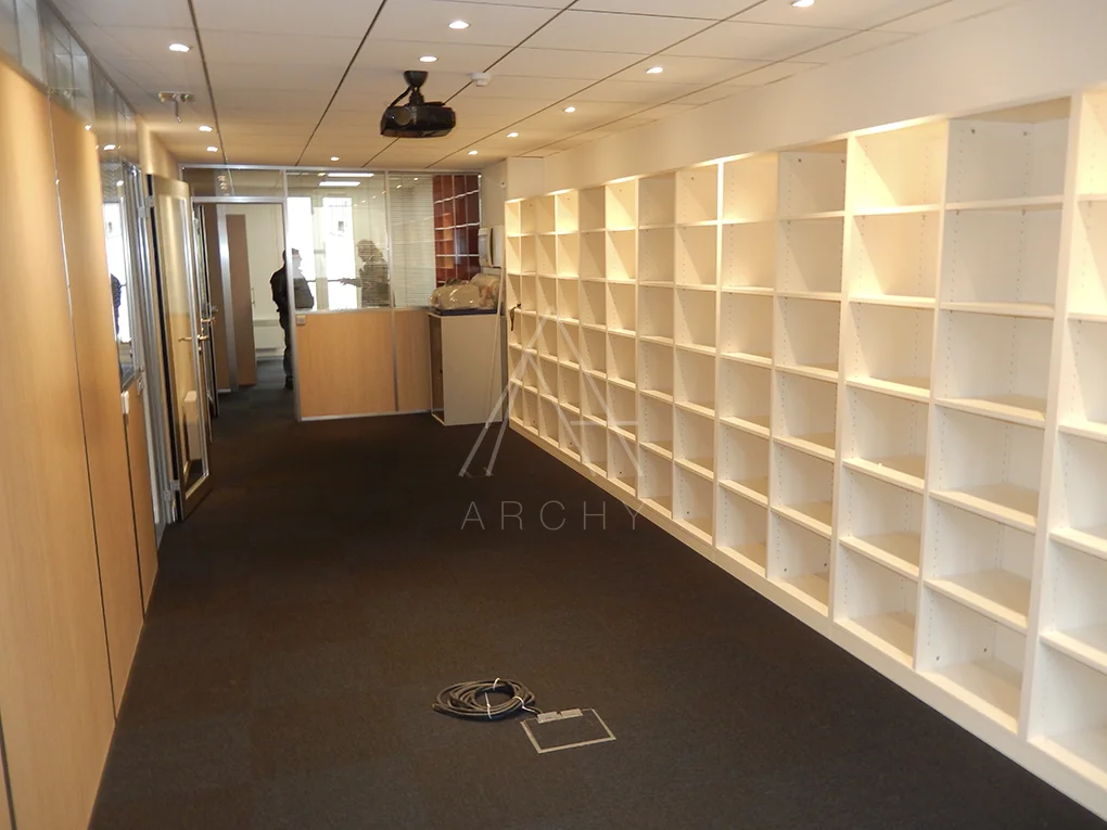 Bibliothèque en cours de finition