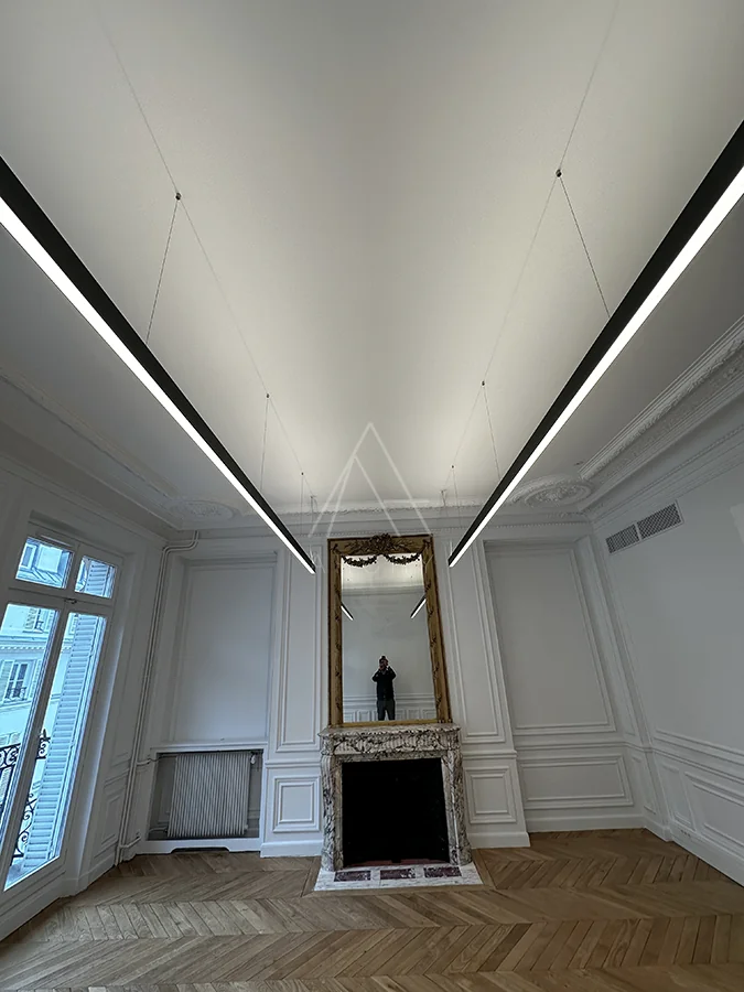 Plafond et éclairage en cours de finition
