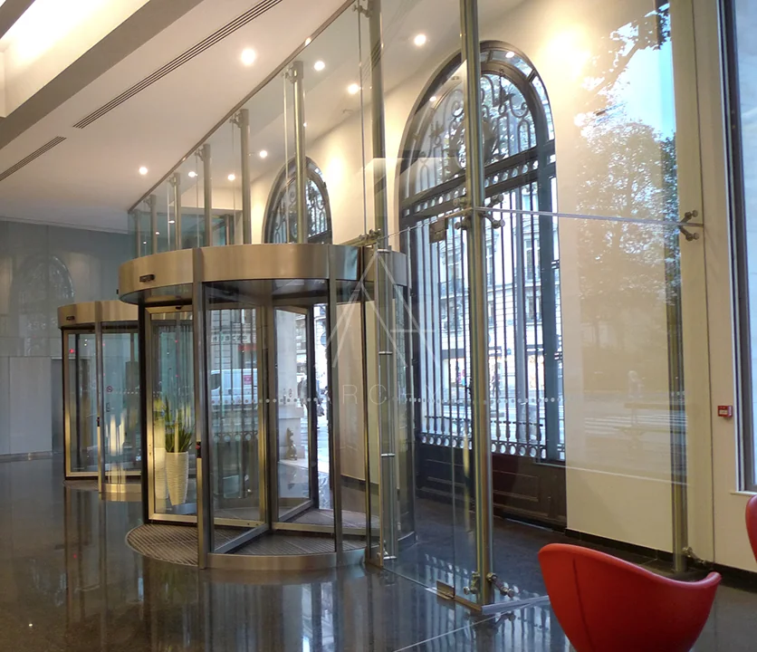Hall et porte tournante achevés