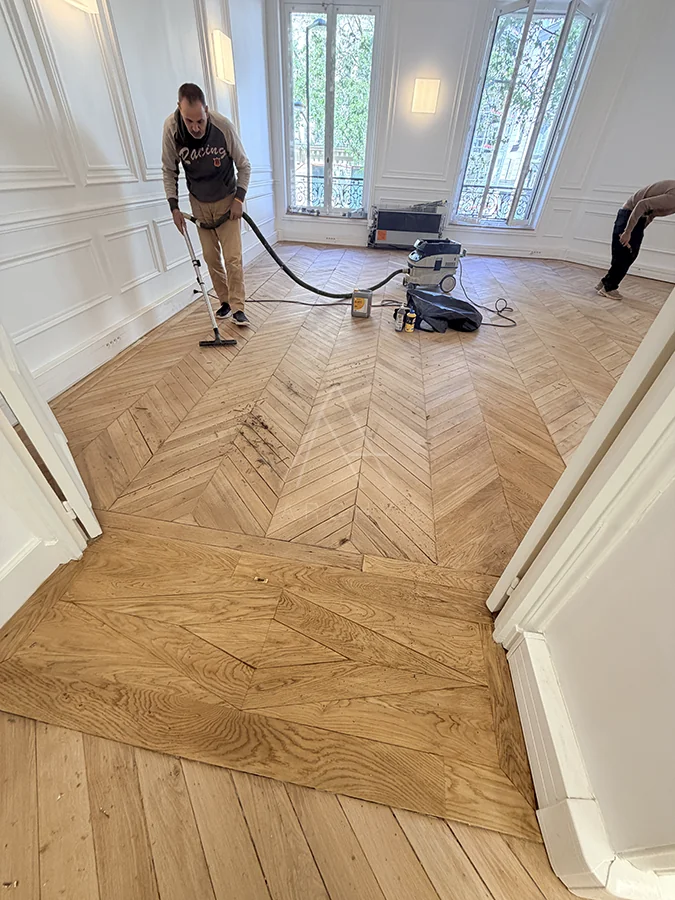 Ponçage du parquet en chantier